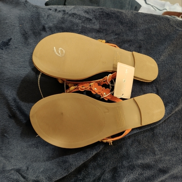 Free Reign Faux Leather Flower Sandals - Picture 4 of 5